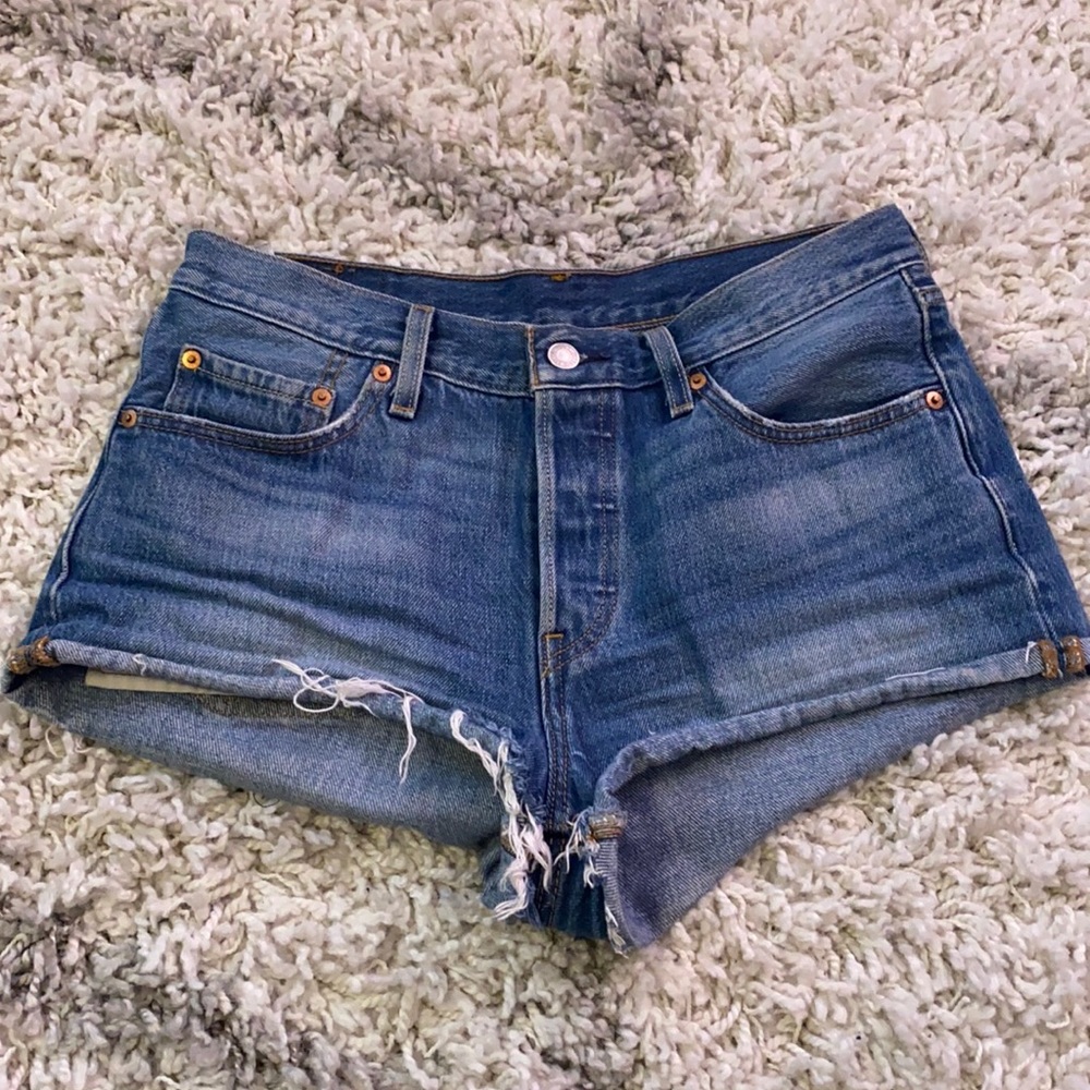levis 501 medium wash shorts